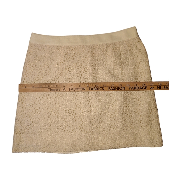 J. Crew Lace Pencil Skirt Cream Size 0 - Picture 5 of 6